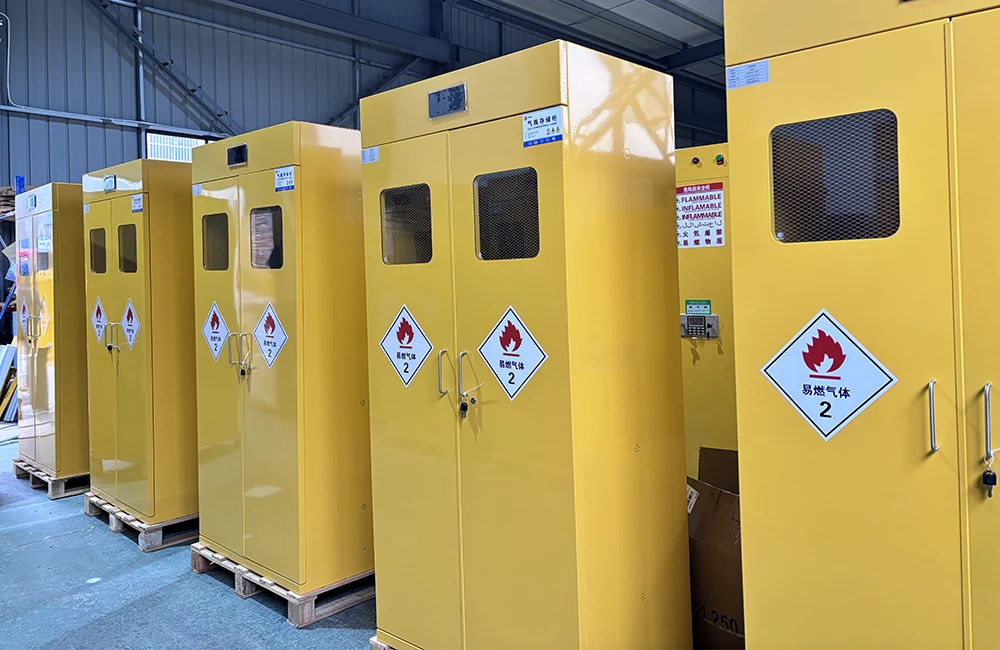 Kodėl cheminėms medžiagoms reikalingos profesionalios saugos spintos?